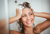 Crema para pelo rizado: cómo usarla y beneficios